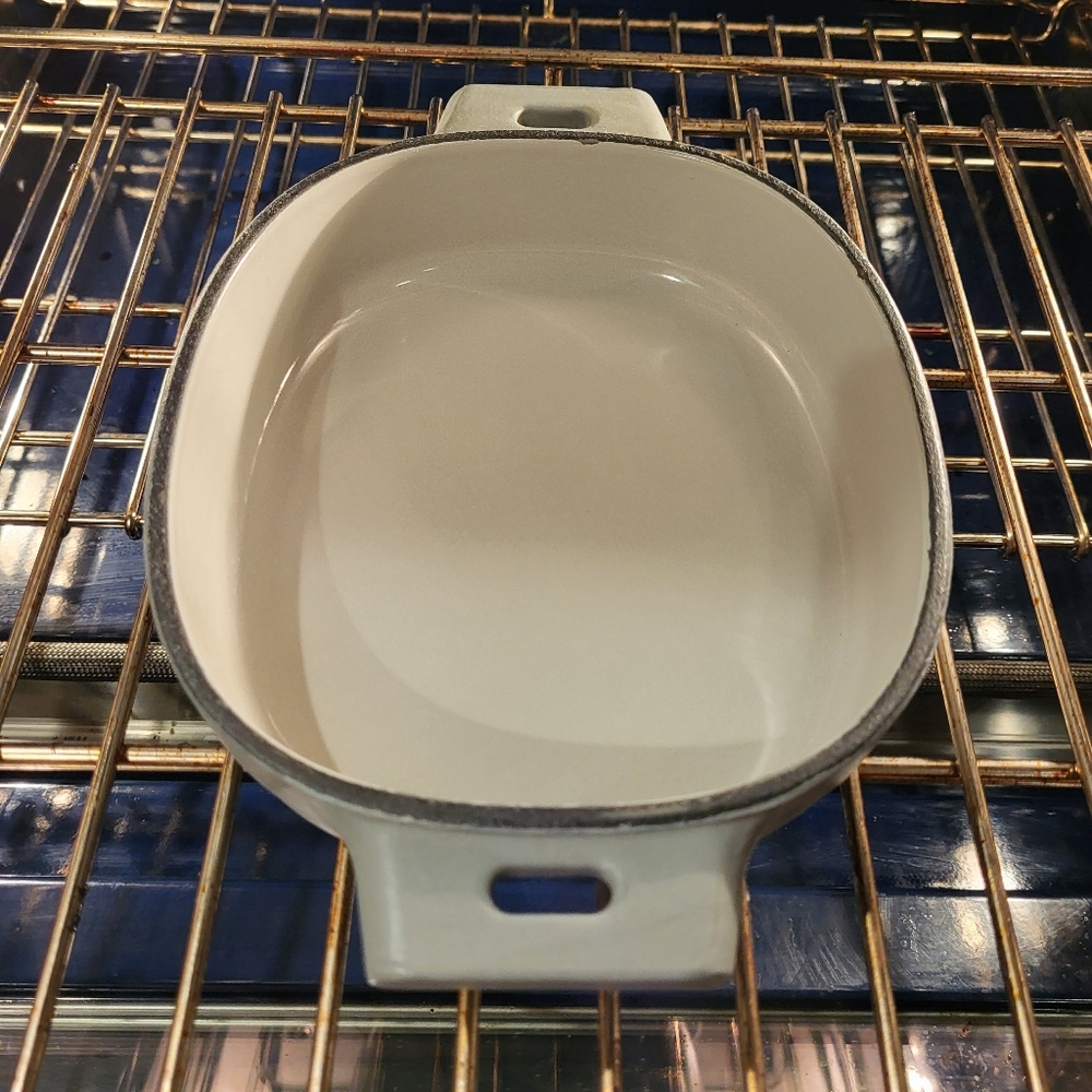 Pampered Chef 1-qt. (1-L) Enameled Cast Iron Baker in Grey - Picture 3 of 4